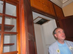 Frédéric Mitterrand à l'intérieur de la Résidence du gouverneur musée