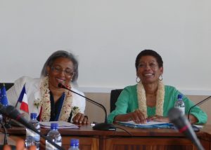 Hanima Ibrahima (Roukia Lahadji) et George Pau-Langevin dans la salle de réunion de la mairie de Chirongui, le 25 avril dernier