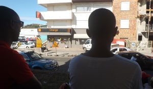 Les grévistes rassemblés face à la boutique Orange  de Kawéni, le 27 juillet dernier