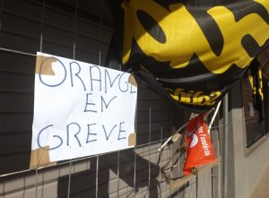 Les drapeaux syndicaux sur la boutique Orange de Kawéni durant le conflit social