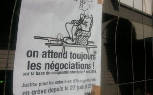 Une affiche syndicale devant la boutique Orange de kawéni