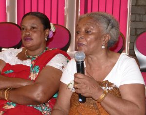 Faouzia Kordjee au micro pour les Femmes leader