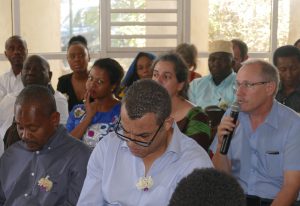 Beaucoup de questions parmi le public