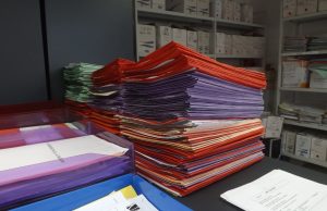 Des piles de dossiers auxquelles s'ajoutent la gestion des archives également à mettre aux normes