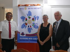 Kaiz Mamodaly, Françoise Martin et Jean-Marie Fumery autour de l'affiche des pays de la zone