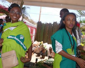 Les hôtesses de l'Office national des forêts, en salouvas appropriés