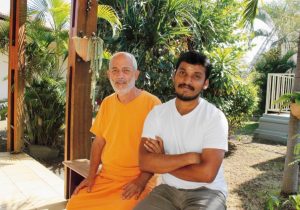 Prasanth Alagaratnam aux côtés de Advayananda Sarasvati le swami de l'Ashram du Port