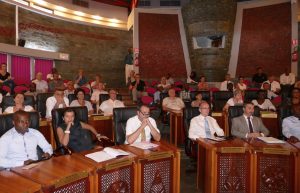 Parmi le public, lles parlementaires Thani Mohamed Soilihi, et Boinali Saïd, les sous préfets, le conseiller départemental Issa Abdou, le colonel de gendarmerie Jean Gouvard, le commissaire de Police Muziniak...
