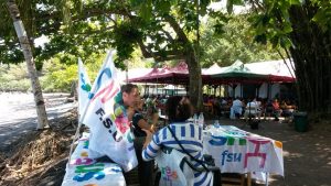 Syndicats et associations sur la plage pour accueillir les nouveaux