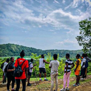 Des jeunes afro en randonnée manifestement autour d'un lac