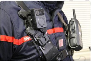 caméra individuelle portative sur le buste d'un sapeur pompier