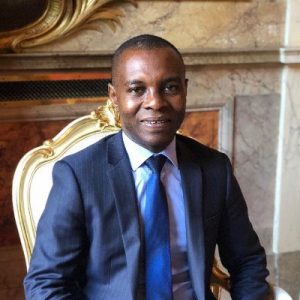 Homme politique posant souriant