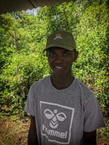 Jeune homme souriant avec une casquette
