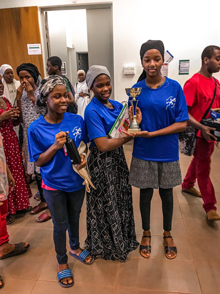 jeunes filles émues et heureuses d'avoir remporté un concours montrant leur coupe
