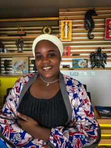 Jeune femme souriante