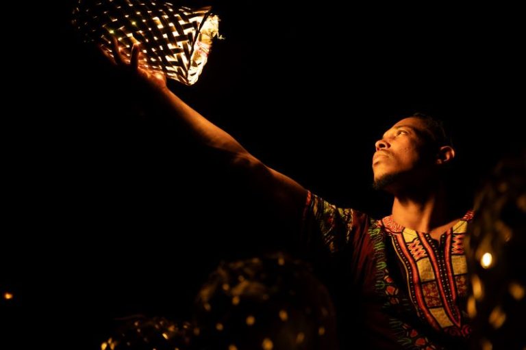 Ankiff Sandani Ousseni danse son parcours de vie dans "Ici et ailleurs"