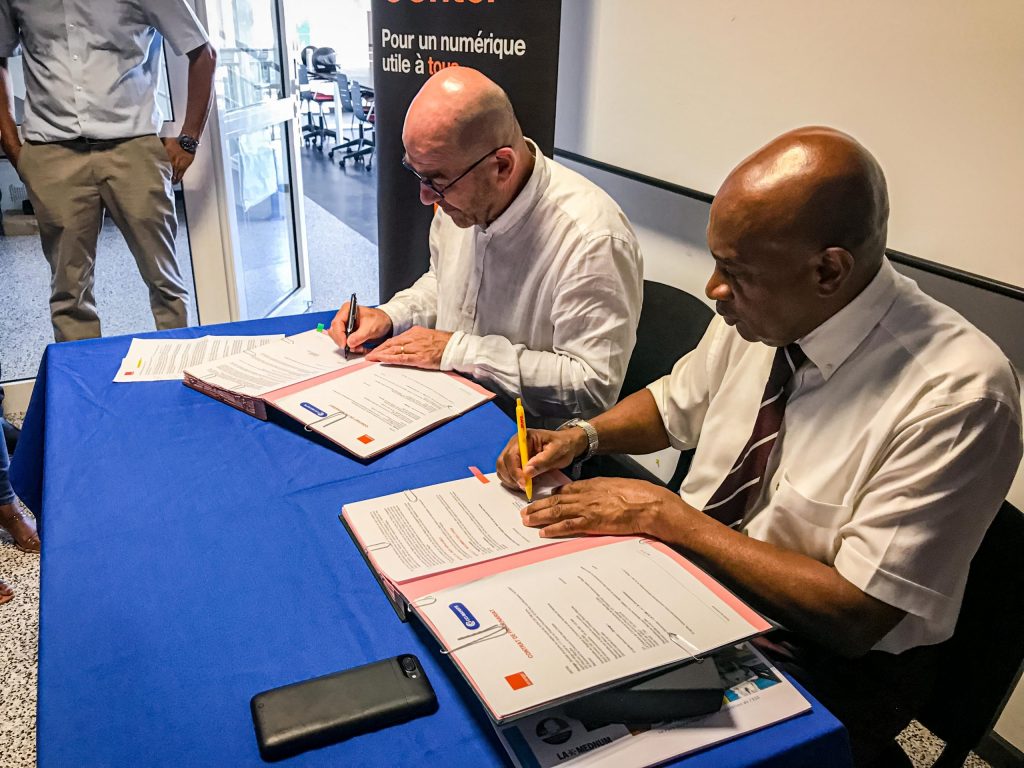 Deux hommes signes des papiers officiels