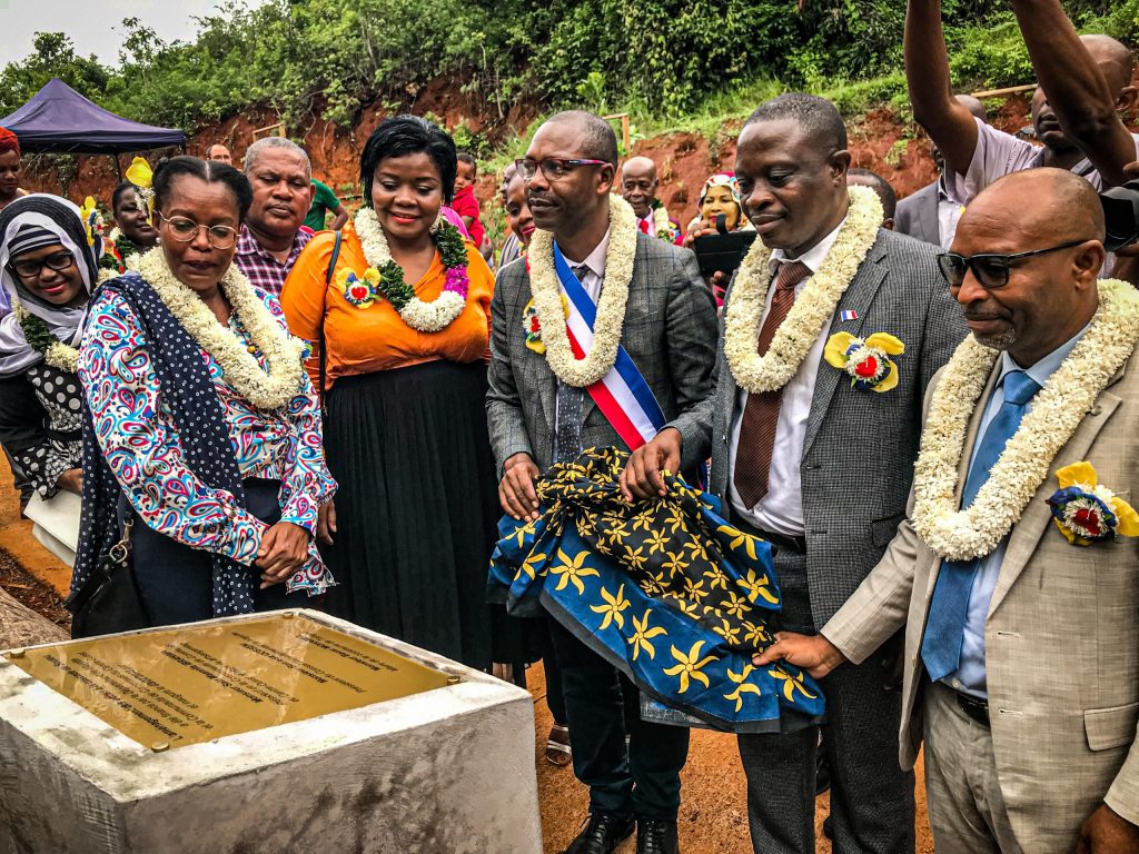 Elus et responsables inaugurent la plaque symbolique de la cérémonie d'ouverture du nouveau sentier de Soulou