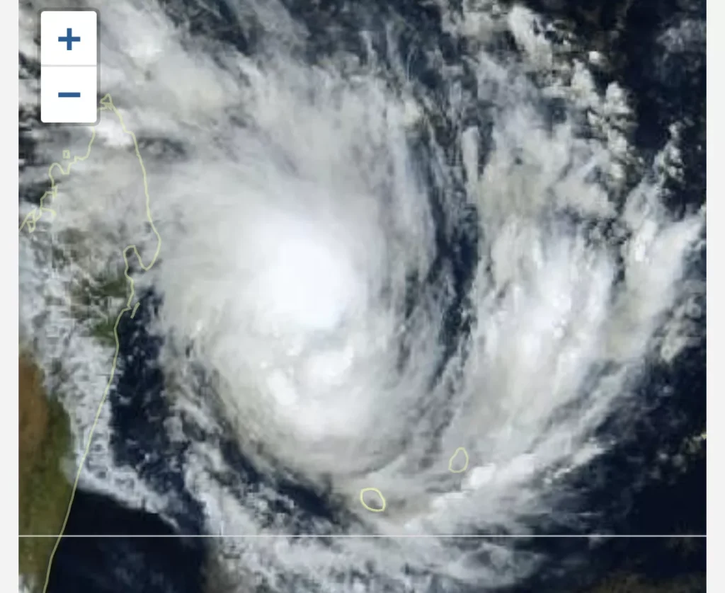 Le centre du système Belal se situe ce samedi soir entre 400 et 500 km au nord-nord-ouest de La Réunion
