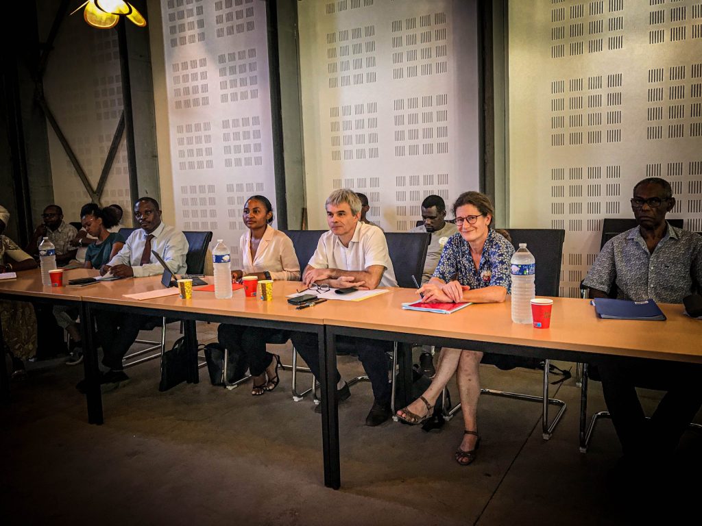 comité de plusieurs personnes à une même table