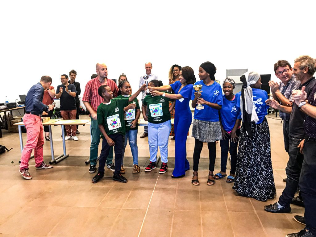 Jeunes vainqueurs d'un concours heureux brandissant leurs coupes