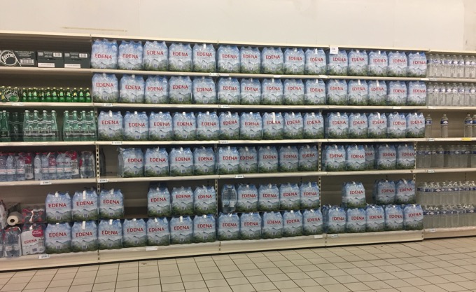 Mayotte, eau, bouteilles d'eau, pack,