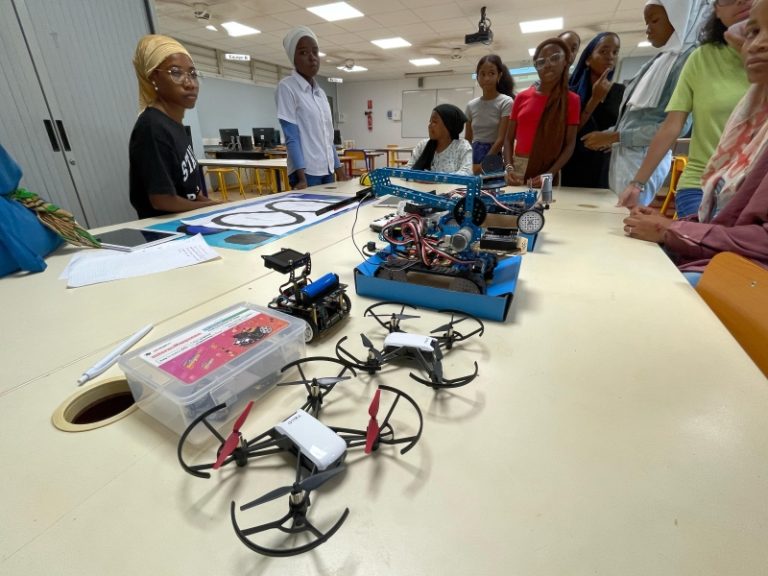 mathématiques, collège de Koungou, robots, drones