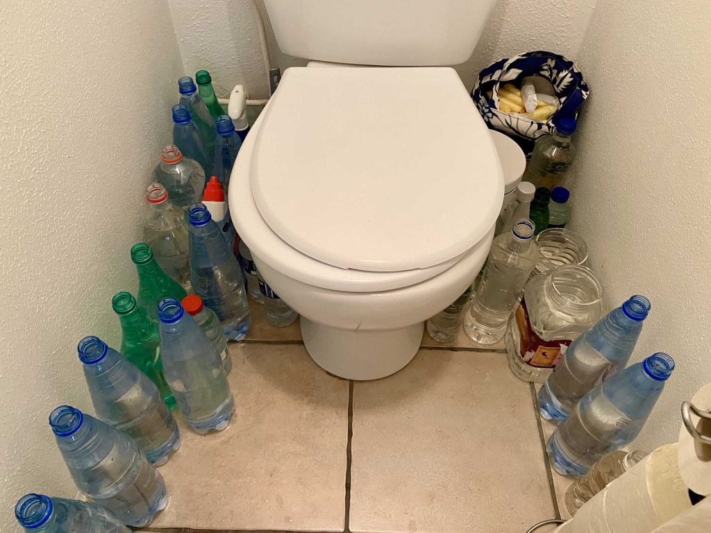 Mayotte, toilettes, réserves d'eau, accès à l'eau, coupures d'eau, crise de l'eau,