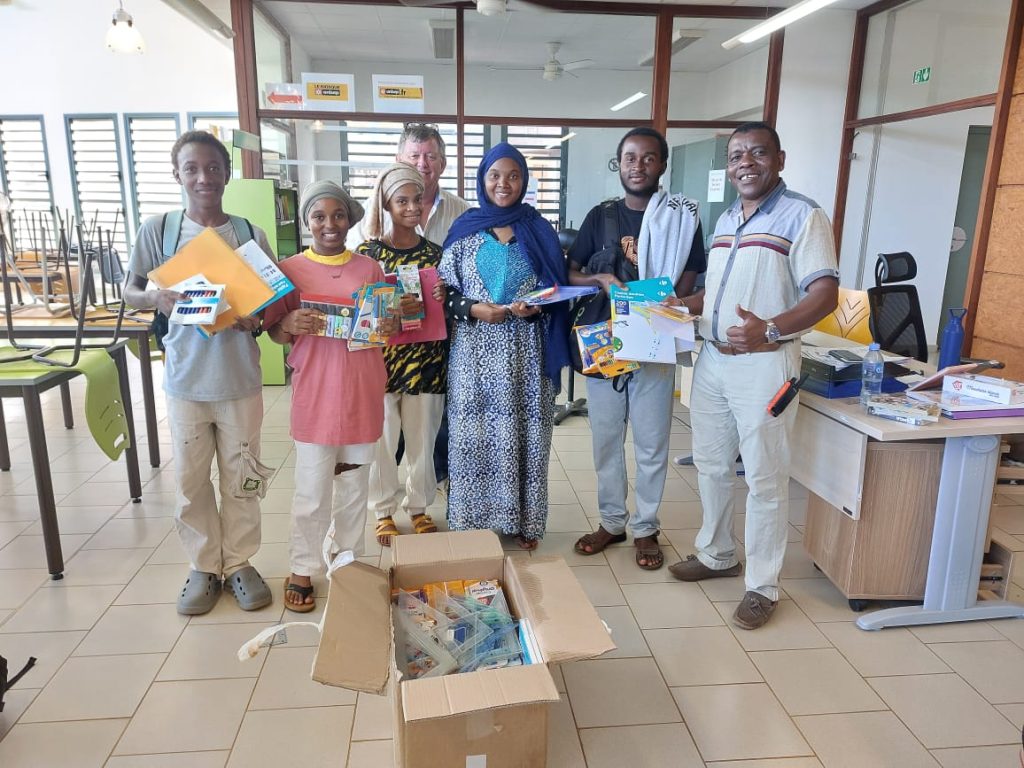 Mayotte, dons de fourniture scolaire, collège de Courçon, Charente-Maritime, Lycée polyvalent de Dembéni, 
