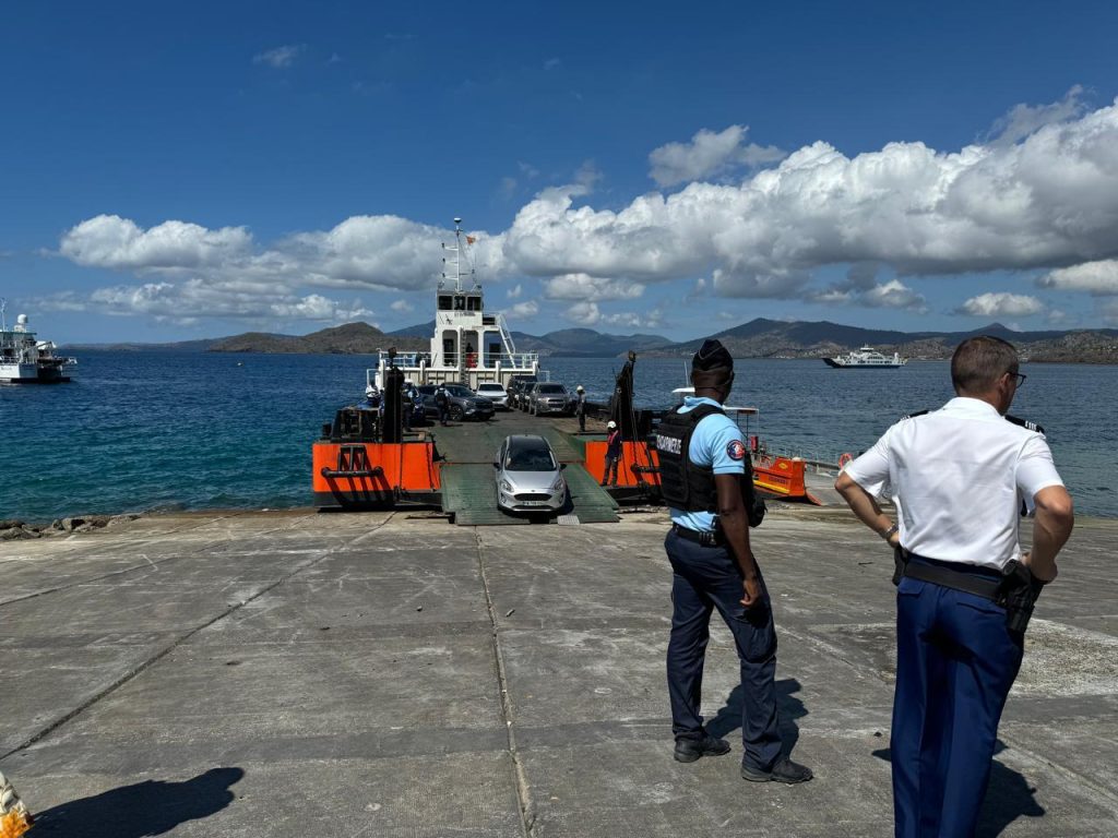 Mayotte, barge, DTM, grève,