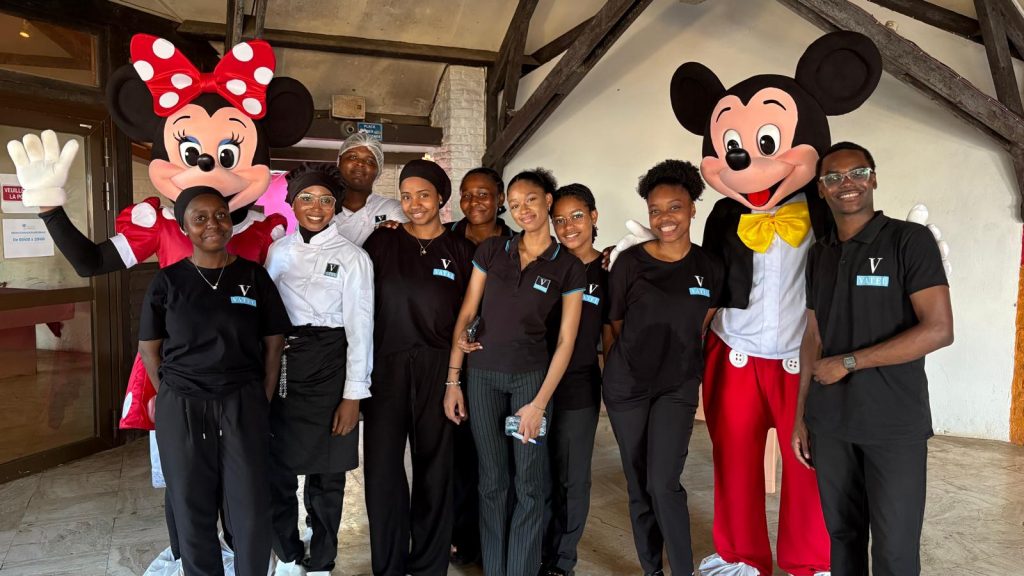 Mayotte, MAP, jeunesse, bus rose, Minnie, Mickey,