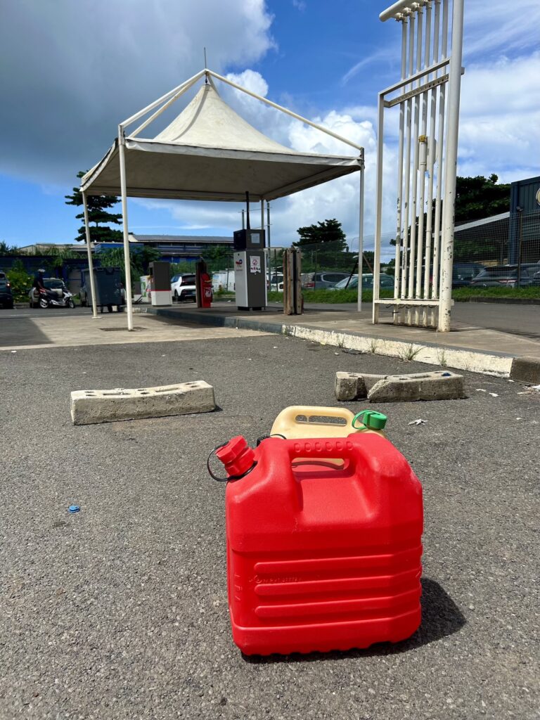 Mayotte, station-service, Kawéni, carburants, bidons, pétrole,