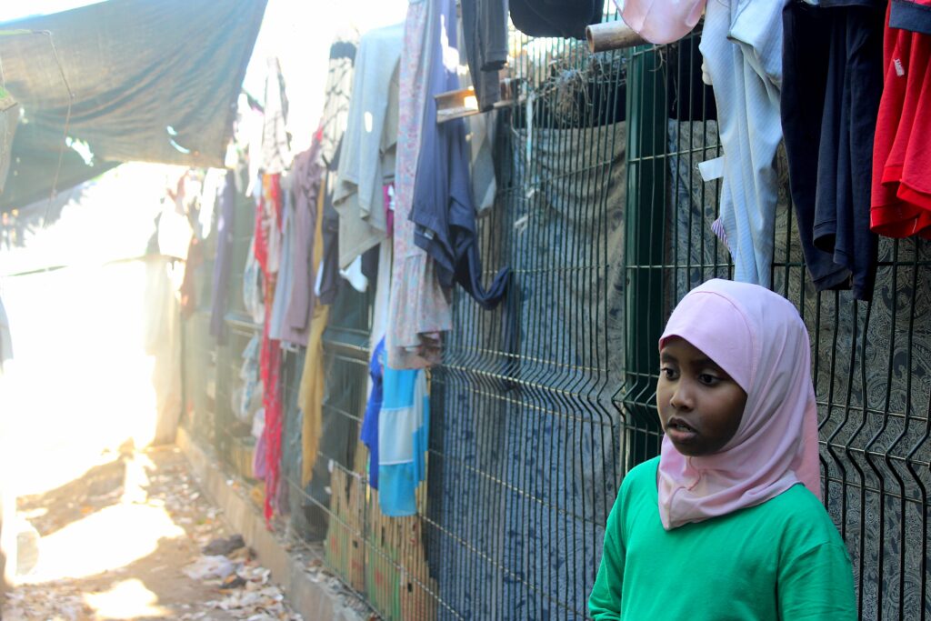 Mayotte, camp de Tsoundzou II, enfants, bidons d'eau, pénurie d'eau, réfugiés, migrants, bâches,