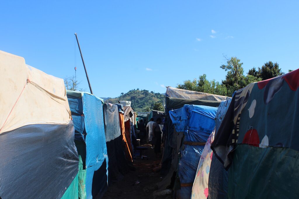 Mayotte, camp de Tsoundzou II, enfants, bidons d'eau, pénurie d'eau, réfugiés, migrants, bâches,