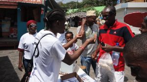 Atelier d'apprentissage de la langue des signes à proximité de la barge, samedi matin à mamoudzou