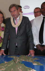 Johannes Hahn devant la maquette d'aménagement de Mayotte en octobre 2013 lors de son déplacement dans notre département