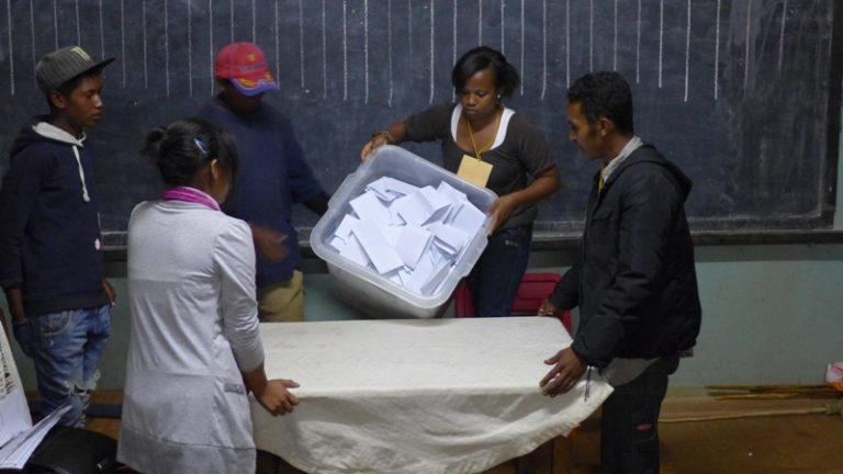 La présidente du bureau de vote numéro 1 du fokontany de Tomboarivo, à Antsirabe, vient de procéder à l'ouverture de l'urne