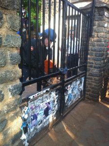 Impossible de venir à bout de la chaîne qui bloque l'entrée du Lycée Bamana
