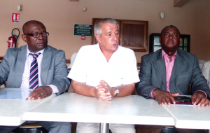 Omar Bacar Saindou et Omar Mohamed autour de Daniel Lefebvre