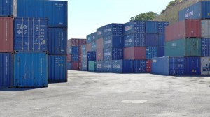 Containers au port de Longoni