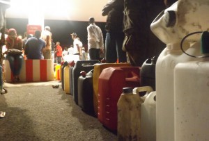 Une file d'attente de bidons et d'incroyables bouchons avant la fermeture des stations total fin janvier 2014 à Mayotte