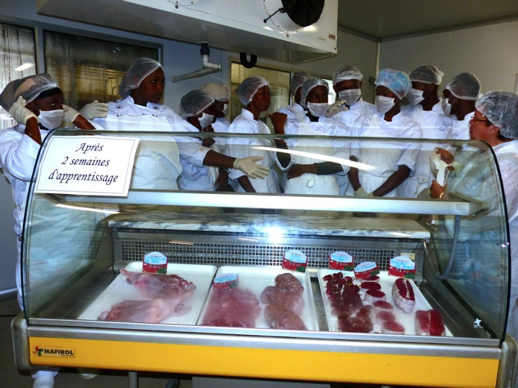 Présentation des pièces de viande par les élèves