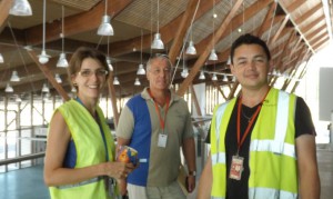 Daniel Lefebvre, au centre, au moment de la mise en service d'une aérogare en bois qui a alimenté les discussions sous l'arbre à palabres