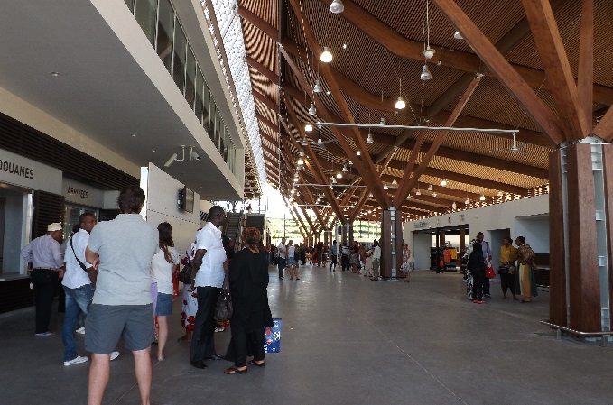 Le vaste hall de l'aéroport de Mayotte prend vie