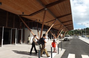 Aérogare Les premiers arrivés à l'extérieur