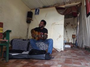 Eliasse dans un banga à Mamoudzou