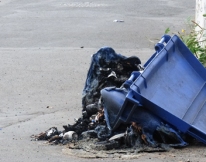 Poubelles brûlées et voitures caillassées