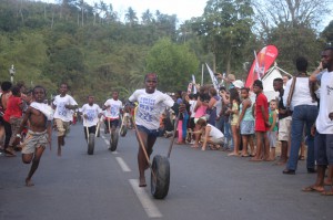 L'arrivée du peloton de la course des garçons lors de l'édition 2014