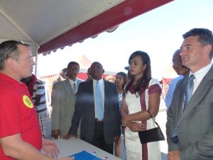 Au stand des apprentis boucher, avec Philippe Laycuras, SGAR (à droite) et Omar Djoundy (CMA)