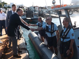 Le ministre de l'Intérieur a salué policiers, gendarmes, marins et douaniers sur le port de Dzaoudzi avant d'assister à interception de kwassa le 19 juin 2014